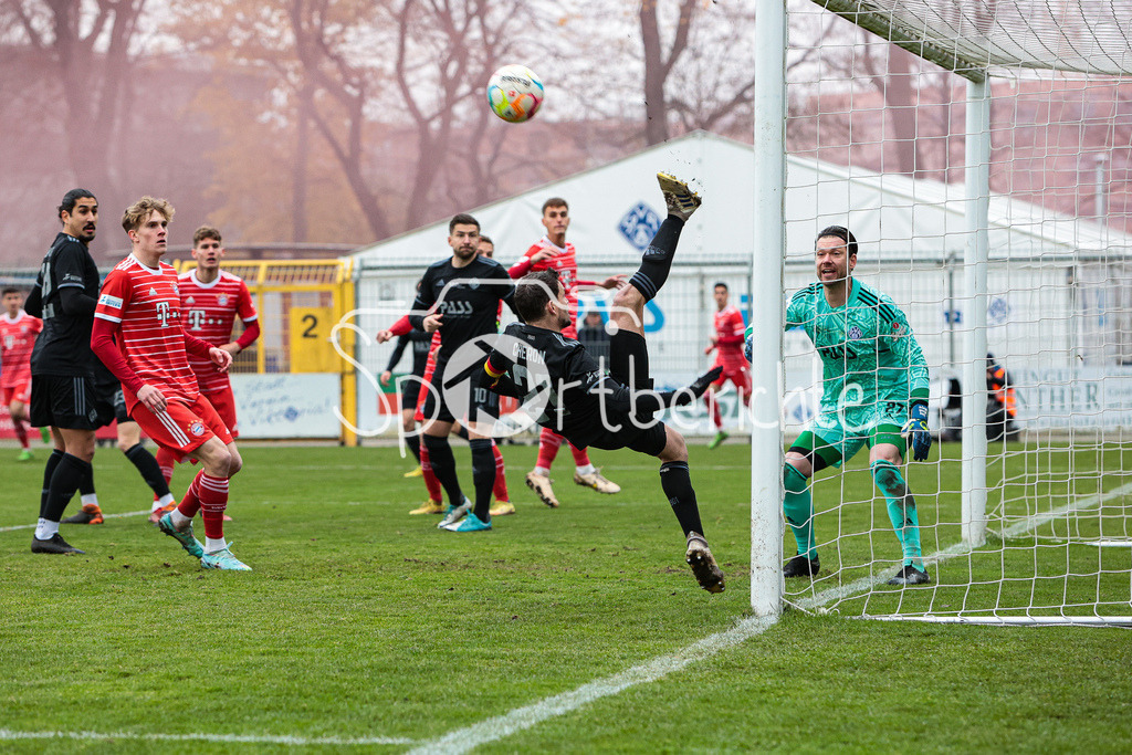 SV Vikoria Aschaffenburg - FC Bayern Amateure | Ein Kopfball der Gaeste wird von Daniel CHERON (SVVA #21) auf der Linie geklaert