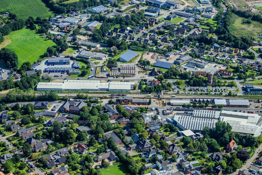 Bredstedt_Bahnhof_ELS_3269130825 | BREDSTEDT 13.08.2025 Gleisverlauf und Bahnhofsgebäude und Gleise an der Bundesstraße 5 in Bredstedt im Bundesland Schleswig-Holstein, Deutschland. // Train station railway building and Gleise on street Bundesstrasse 5 in Bredstedt in the state Schleswig-Holstein, Germany. Foto: Martin Elsen