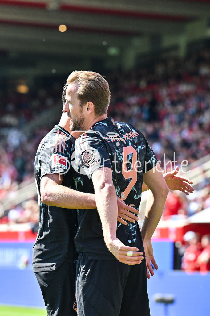 1. FC Heidenheim - FC Bayern München | Jubel der Gaeste nach dem Treffer zum 0-1 duch Harry KANE (FC Bayern Muenchen 9) / Tor / Torschuetze / Freude / Happy / Bundesliga: 1. FC Heidenheim - FC Bayern Muenchen, Voith Arena am 19.04.2025