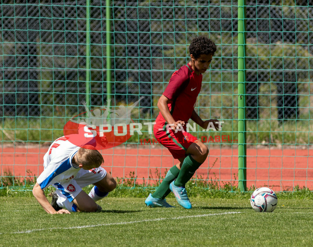 Portugal  U15 -Czech Republic U15 | ONDREJ PENXA (Czech Republic #14) JOÃO SIMÕES (Portugal #10) ; Portugal  U15 -Czech Republic U15 am 29.04.2022 in Arnoldstein
(Sportplatz), AUSTRIA, (Photo by Ernst Krawagner sport-fan.at) - Realisiert mit Pictrs.com