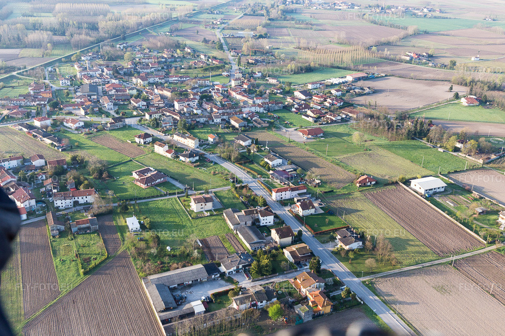 Vue aérienne: Vue de la ville à Poiana dans le département Frioul-Vénétie Julienne, Italie. Photo: IMG_105666.jpg prise le 08/04/2018 par Werner Riehm/FLY-FOTO.eu – Résolution de l'original: 5472 x 3648 px