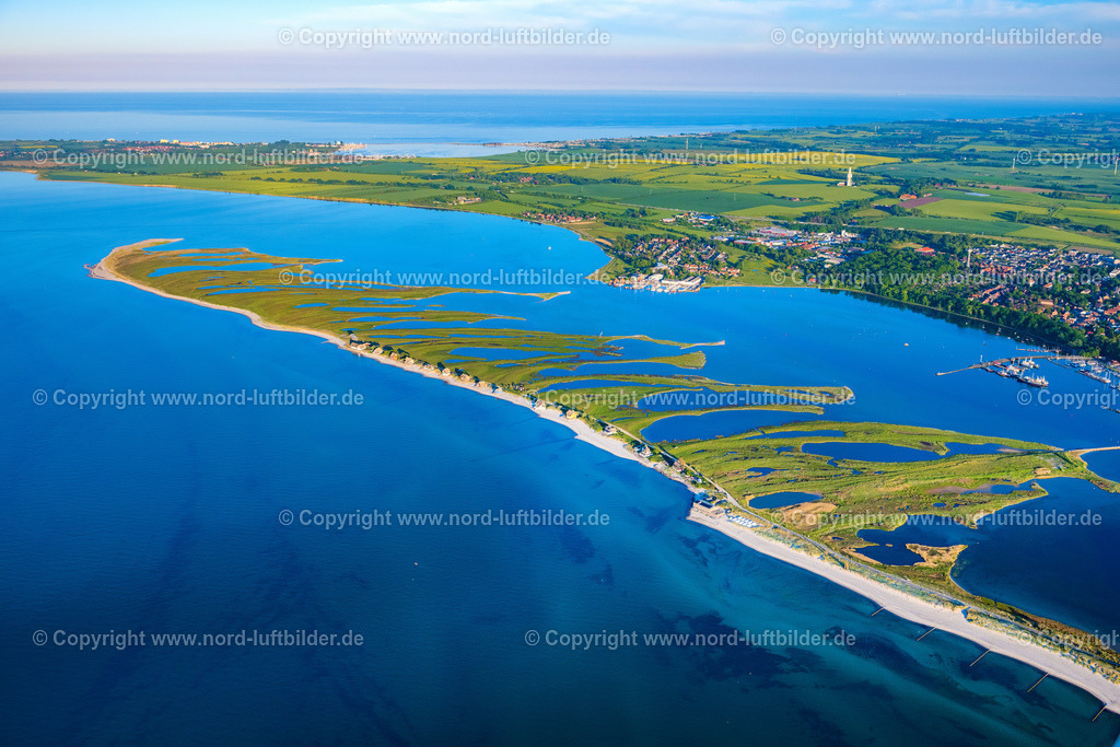 Heiligenhafen_ELS_9093030622 | HEILIGENHAFEN 03.06.2022 Küstenbereich mit sandiger Strand- und Gras- Landschaft der Halbinsel Graswarder-Heilgenhafen mit einigen Einfamilienhäusern in Großenbrode im Bundesland Schleswig-Holstein. // Coastal area of the peninsula Graswarder-Heilgenhafen with a few single- family houses at the beach in Grossenbrode in the state Schleswig-Holstein. Foto: Martin Elsen