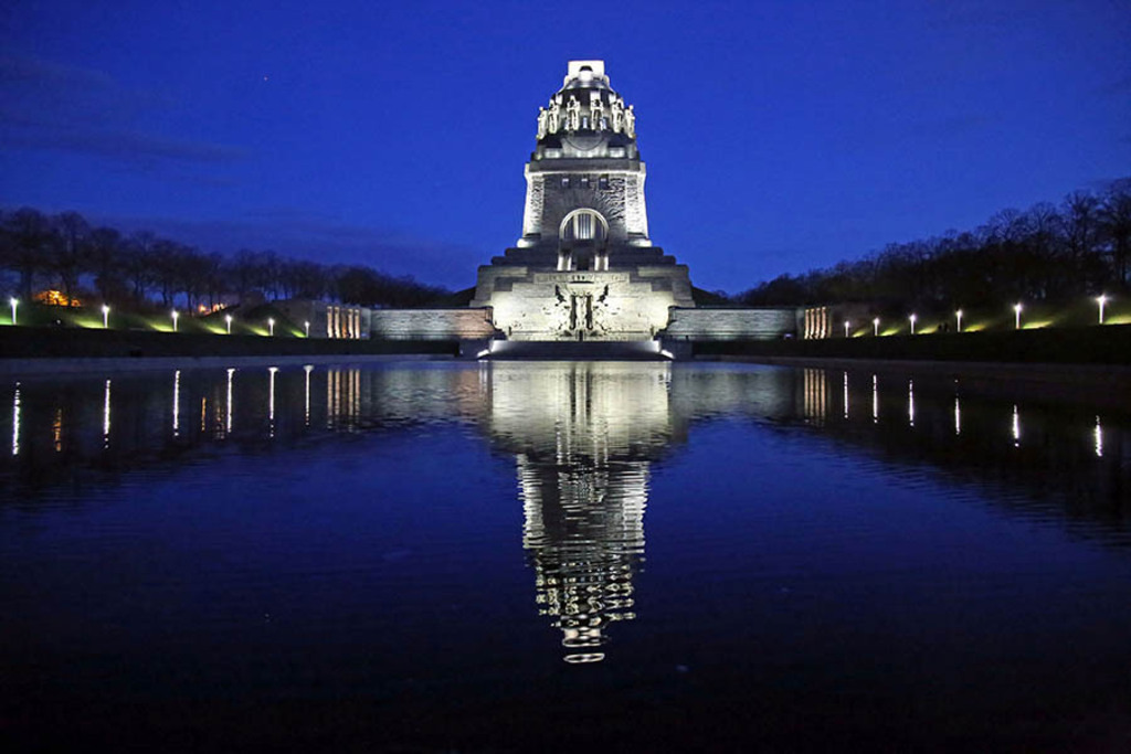 Völkerschlachtdenkmal bei Nacht | Entdecke über 20 Kategorien Leipzig-Motive: Foto-Downloads, hochwertige Poster, Leinwand- & Fine-Art-Prints. Jetzt Lieblingsfoto im Bildlexikon Leipzig Shop bestellen!