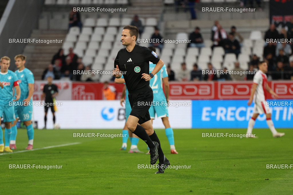 Rot-Weiss Essen - Hansa Rostock | Essen, Deutschland, 01.10.2025 Daniel Bartnitzki (1. Offizieller) schaut während des 3.Liga Spiels zwischen  Rot-Weiss Essen und TSG Hoffenheim u23 am 20.09.2025 im Stadion an der Hafenstraße in Essen. (Foto von Timo Bluhmki-Schmidt/Brauer Fotoagentur