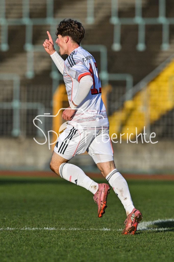 TSV Schwaben Augsburg - FC Bayern Amateure | AUGSBURG, GERMANY - 29. NOVEMBER: Jubel nach 2-1 durch Maximilian SCHUHBAUER (FC Bayern München II 12) / Tor / Torschuetze / Freude / Happy beim Ligaspiel zwischen dem TSV Schwaben Augsburg und den Amateuren des FC Bayern am 20. Spieltag der Regionalliga Bayern im Rosenaustadion