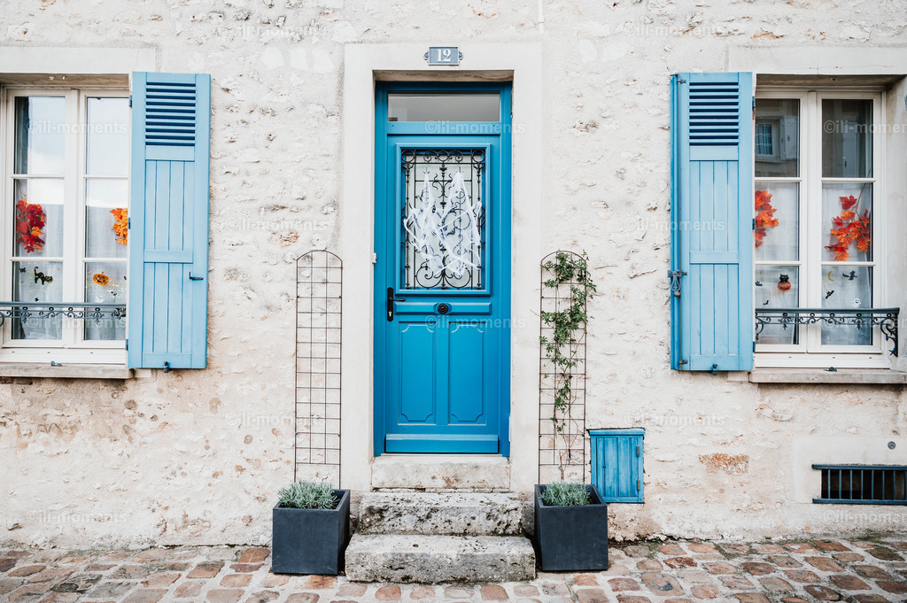 die blaue Tür | „Die blaue Tür“ ist ein atmosphärisches Foto, das den unverwechselbaren Charme eines kleinen, traditionellen französischen Sandsteinhauses einfängt. Im Zentrum des Bildes steht eine intensiv blaue Tür, flankiert von ebenso blauen Fensterläden, die sich harmonisch vom warmen, natürlichen Ton des verwitterten Sandsteins abheben. Der Bildausschnitt zeigt liebevolle Details der alten Fassade und vermittelt ein Gefühl von französischem Dorfleben, Authentizität und mediterraner Leichtigkeit.Dieses Motiv strahlt Ruhe, Nostalgie und zeitlose Schönheit aus – perfekt für alle, die französisches Flair, mediterrane Architektur oder außergewöhnliche Wandkunst schätzen. Ideal für Wohnzimmer, Küchen, Flure, Cafés oder Boutique-Hotels. - Realisiert mit Pictrs.com