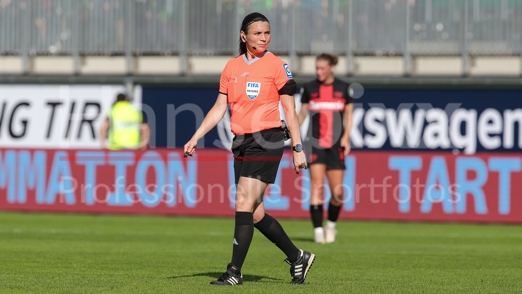 Fussball, Google Pixel Frauen-Bundesliga, VfL Wolfsburg - Bayer 04 Leverkusen | v.li.: FIFA-Schiedsrichterin Angelika Söder, DIE DFB-RICHTLINIEN UNTERSAGEN JEGLICHE NUTZUNG VON FOTOS ALS SEQUENZBILDER UND/ODER VIDEOÄHNLICHE FOTOSTRECKEN. DFB REGULATIONS PROHIBIT ANY USE OF PHOTOGRAPHS AS IMAGE SEQUENCES AND/OR QUASI-VIDEO.