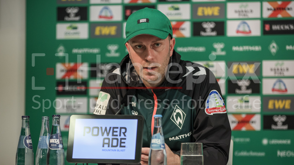 Fussball, Bundesliga, SV Werder Bremen - Bayer 04 Leverkusen | v.li.: Ole Werner (Trainer, Cheftrainer, SV Werder Bremen) während der Pressekonferenz, Portrait, Nahaufnahme, Einzelfoto, Einzelbild, DIE DFL-RICHTLINIEN UNTERSAGEN JEGLICHE NUTZUNG VON FOTOS ALS SEQUENZBILDER UND/ODER VIDEOÄHNLICHE FOTOSTRECKEN. DFL REGULATIONS PROHIBIT ANY USE OF PHOTOGRAPHS AS IMAGE SEQUENCES AND/OR QUASI-VIDEO.