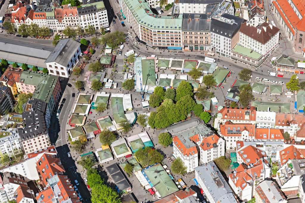 dr__0063584.jpg | MüNCHEN 29.04.2025 Verkaufs- und Imbißstände und Handelsbuden auf dem Viktualienmarkt in München im Bundesland Bayern, Deutschland. // Sale and food stands and trade stalls in the market place on Viktualienmarkt in Munich in the state Bavaria, Germany. Foto: Daniel Reiter