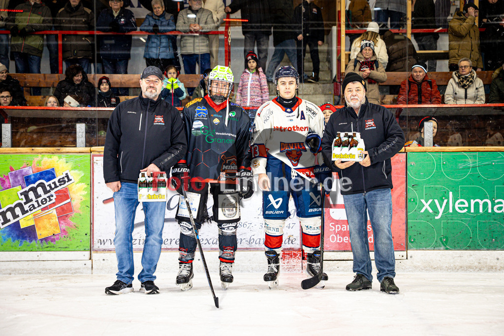 Peißenberg MINERS gegen VfE Ulm/Neu-Ulm DEVILS | Eishockey Bayernliga 2025/26 Vorrunde 24. Spieltag, Peißenberg MINERS gegen VfE Ulm/Neu-Ulm DEVILS, 20260104,Spieler Ehrung Moritz BIRKNER (MINERS 95), Julian TISCHENDORF (VfE Ulm/Neu-Ulm DEVILS 13),2026-01-04 in Peißenberg (flatbuy Arena Peißenberg), Moritz BIRKNER (MINERS 95), Julian TISCHENDORF (VfE Ulm/Neu-Ulm DEVILS 13)Copyright: WolfgangxLindner www.foto-lindner.de