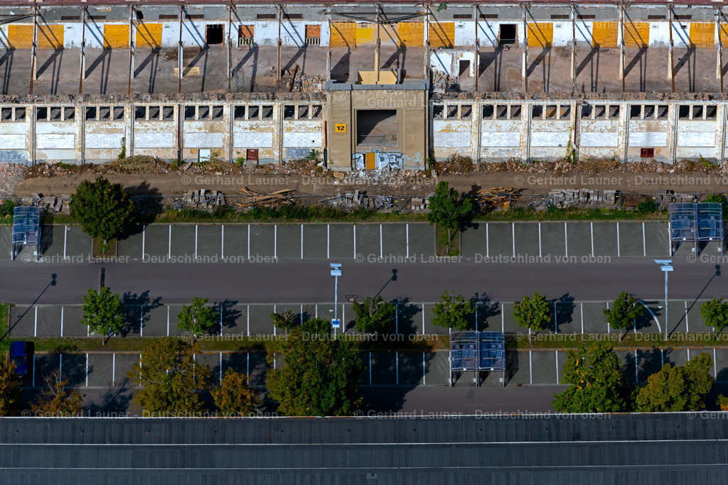 4039350 | LEIPZIG 14.09.2020 Abgerissene Fassaden am ehemaligen Sowjetischen Pavillon Messehalle 12 Achilleion an der Baustelle zum Neubau des Funktions- und Archivgebäudes Stadtarchiv im Ortsteil Zentrum-Südost in Leipzig im Bundesland Sachsen, Deutschland. Weiterführende Informationen bei: INP Ingenieure GmbH,  LESG Gesellschaft der Stadt Leipzig zur Erschließung, Entwicklung und Sanierung von Baugebieten mbH,  LEVG Leipziger Entwicklungs- u. Vermarktungsgesellschaft mbH & Co. Grundstücks - KG,  Otto Heil Hoch- Tief- Ingenieurbau u. Umwelttechnik GmbH & Co KG,  PFAU ARCHITEKTEN,  Peter Zirkel Gesellschaft von Architekten mbH,  Staupendahl & Partner Bauplanungsgesellschaft mbH,  studio b1 - gebhard architekten. // Demolished facades of the former exhibition hall 12 Achilleion at the new building of the city archives in the district Zentrum-Suedost in Leipzig in the state Saxony, Germany. Further information at: INP Ingenieure GmbH,  LESG Gesellschaft der Stadt Leipzig zur Erschliessung, Entwicklung und Sanierung von Baugebieten mbH,  LEVG Leipziger Entwicklungs- u. Vermarktungsgesellschaft mbH & Co. Grundstuecks - KG,  Otto Heil Hoch- Tief- Ingenieurbau u. Umwelttechnik GmbH & Co KG,  PFAU ARCHITEKTEN,  Peter Zirkel Gesellschaft von Architekten mbH,  Staupendahl & Partner Bauplanungsgesellschaft mbH,  studio b1 - gebhard architekten. Foto: Gerhard Launer