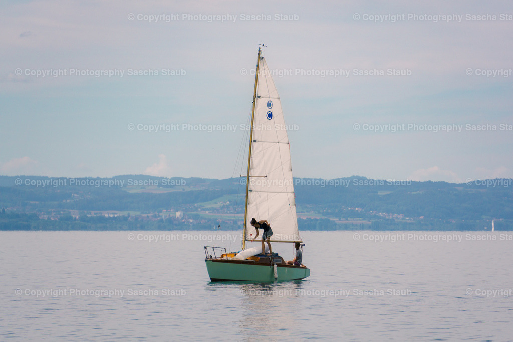 Zweisames Segeln auf dem Neuenburgersee | Willkommen im Shop von Photography Sascha Staub. Hier findest du alle Fotos und Medieninhalten von Sascha Staub. In diesem Shop kannst du Lizenzen zu den Fotos, Drucke und Gutscheine für den Shop erwerben.  - Realisiert mit Pictrs.com