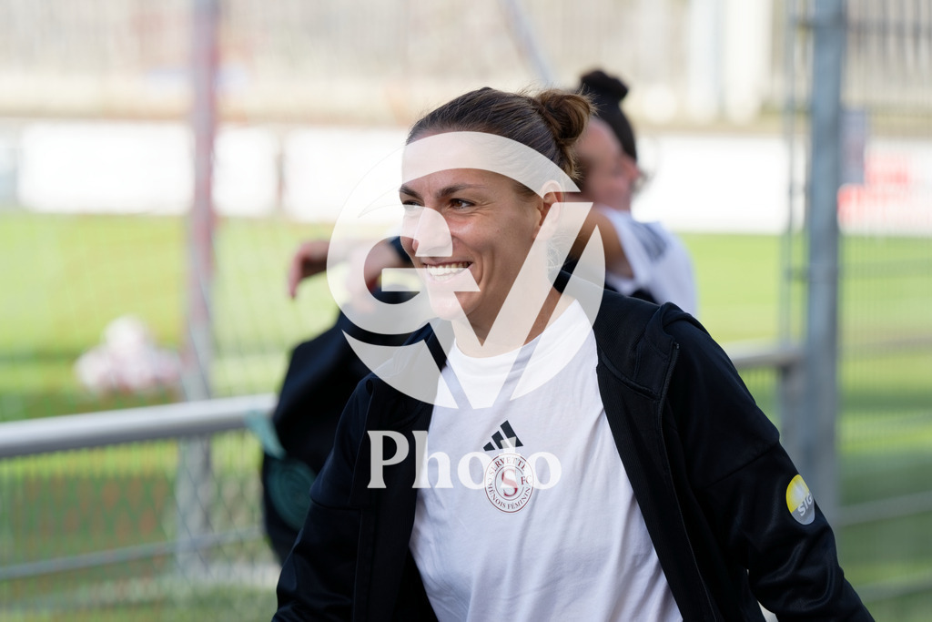 DZ8_6605_c | Switzerland: AXA Womens Super League 2025/26, Servette FC Chenois Feminin vs FC Aarau Frauen - Stade des Trois-Chene, Chene-Bourge: Players of Servette FC Chenois Feminin arrive at the stadium