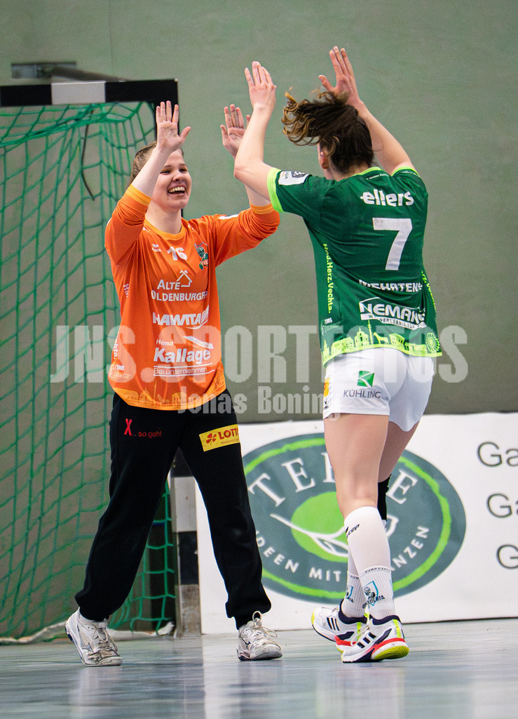 Handball I Frauen I Saison 2025-2026 I 3. Liga Staffel Nord I 13. Spieltag I SC SFN Vechta -Buxtehuder SV II-21 | Madita Guderle (16, SC SFN Vechta) freut sich mit Mia Leonie Mehrtens (7, SC SFN Vechta) über Ihr Tor - Realisiert mit Pictrs.com
