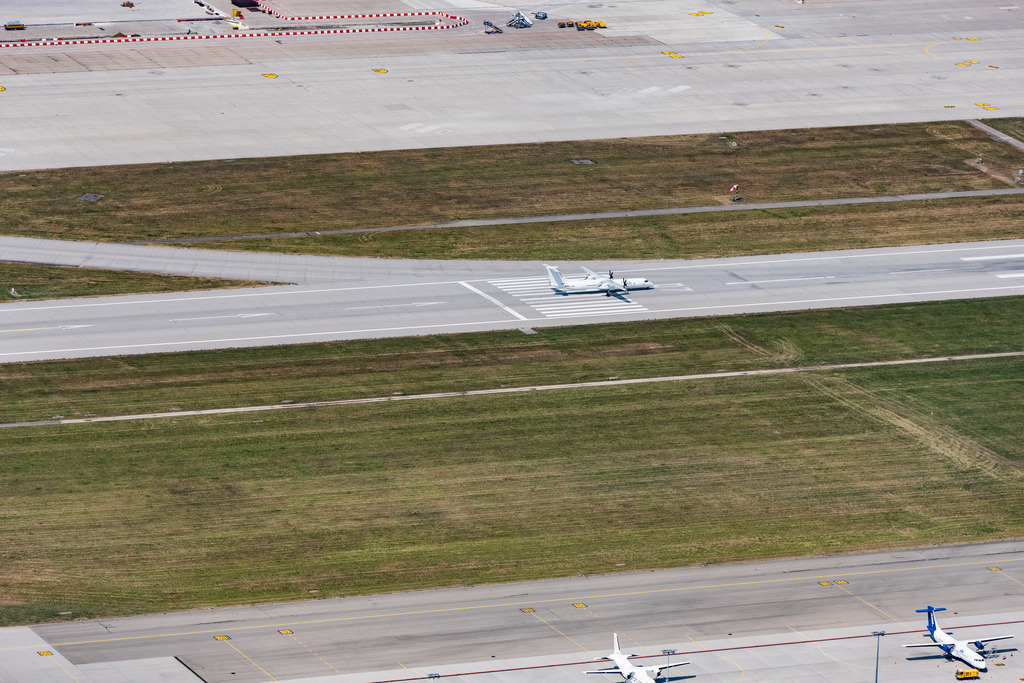 dr__0015936.jpg | STUTTGART 03.08.2018 Passagierflugzeug beim Start und Steigflug über dem Flughafen in Stuttgart im Bundesland Baden-Württemberg, Deutschland. // Airliner - Passenger aircraft at the start and climb over the airport in Stuttgart in the state Baden-Wurttemberg, Germany. Foto: Daniel Reiter