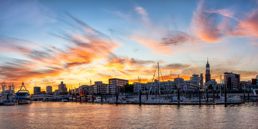 10250707 - Sonnenuntergang mit Blick auf den Michel | Wunderschöne Abendstimmung im Niederhafen mit Blick auf den Michel.