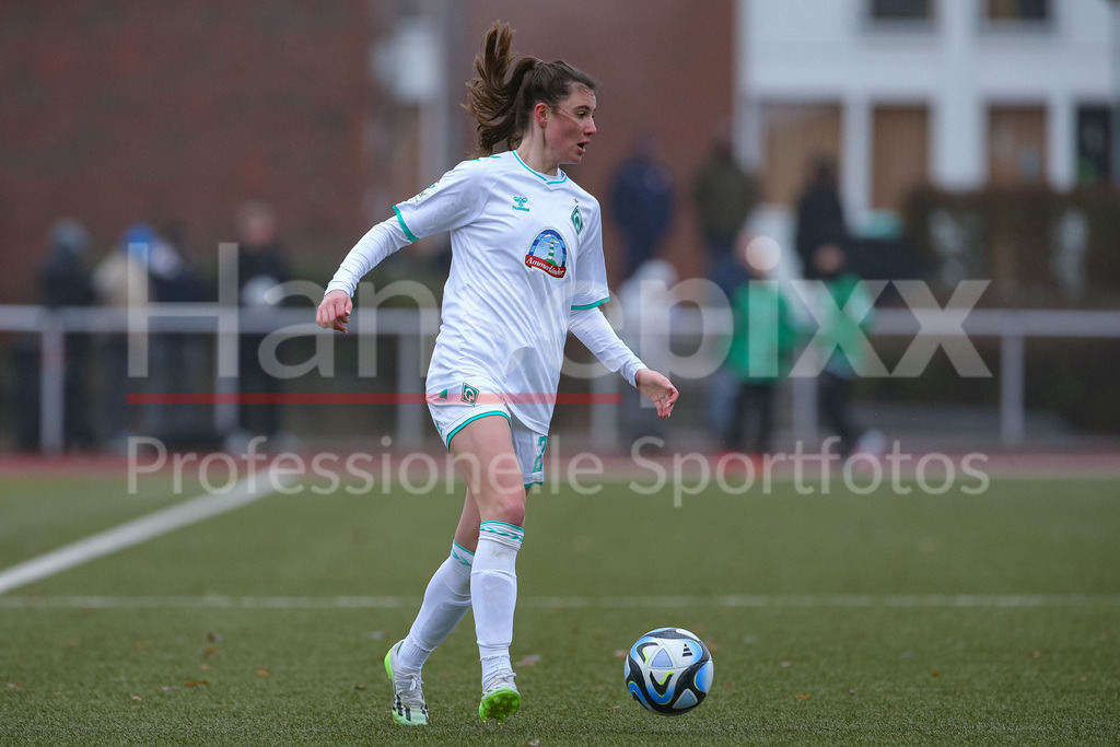 Fussball, Testspiel Frauen, SV Werder Bremen - FC Twente Enschede | v.li.: Chiara Hahn (SV Werder Bremen, 21) am Ball, Einzelbild, Ganzkörper, Aktion, Action, Spielszene