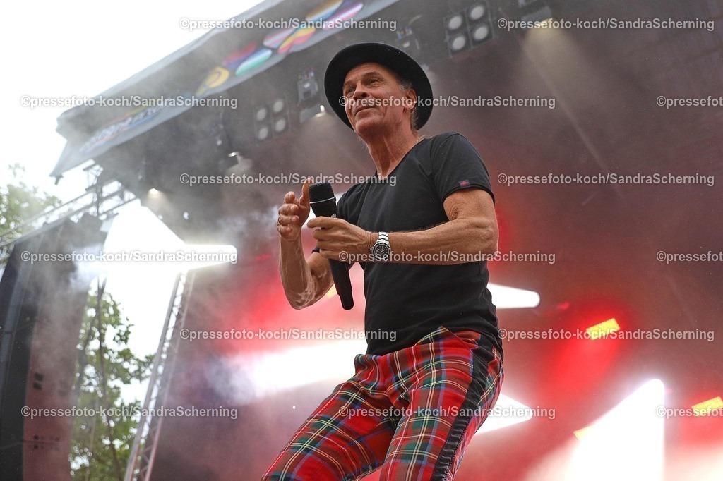 xSSC06072501080 | 06.07.2025, xsscx, Köln, Heumarkt, Cologne Pride, : Brings (Peter Brings) geben ein Konzert im Rahmen des Cologne Pride 2025