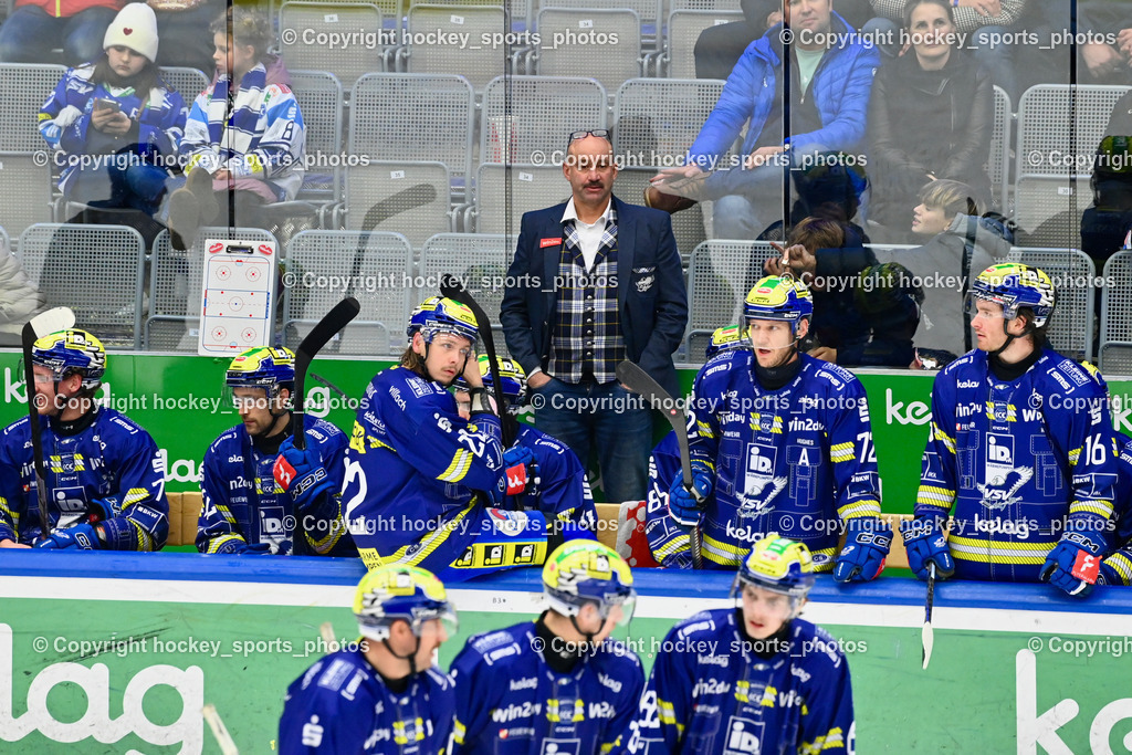 EC IDM WÄRMEPUMPEN VSV vs. Steinbach Black Wings Linz | Spielerbank EC VSV, Herbert Hohenberger Sportdirektor EC VSV, EC IDM WÄRMEPUMPEN VSV vs. Steinbach Black Wings Linz, EC IDM WÄRMEPUMPEN VSV vs. Steinbach Black Wings Linz am 28.11.2025 in Villach (Stadthalle Villach), Austria, (Photo by Bernd Stefan)