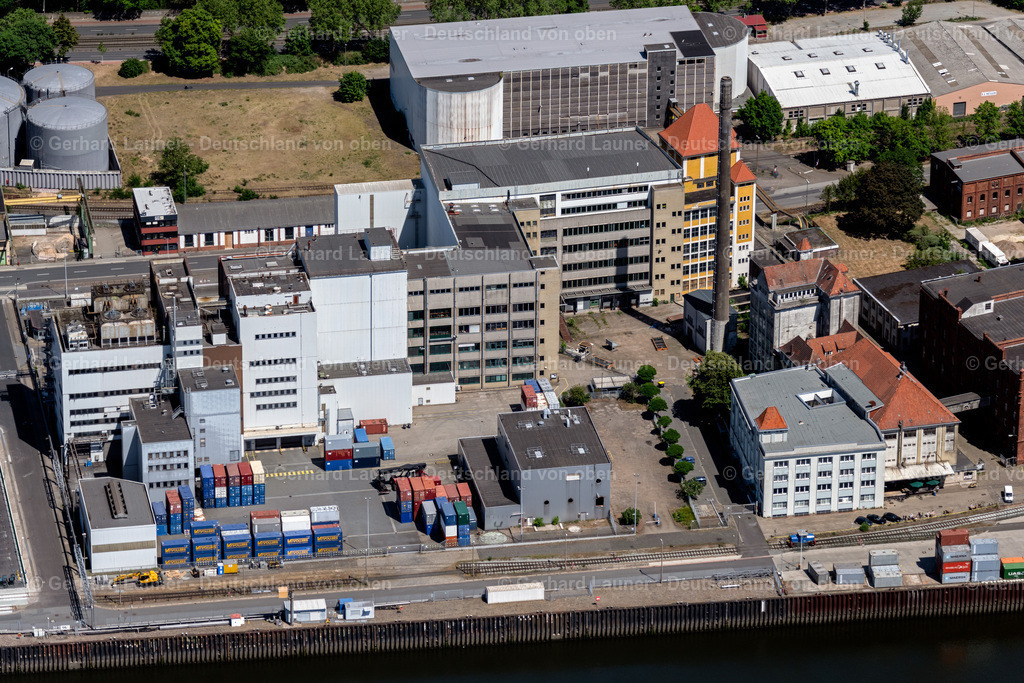 4029424 | BREMEN 01.06.2020 Firmengelände von Kaffee HAG mit historischen Gebäuden und Industriegebiet am Holzhafen im Ortsteil Überseestadt in Bremen. // Company grounds and facilities of Kaffee HAG and industrial area on Holzhafen in the Ueberseestadt area of Bremen in Germany. Foto: Gerhard Launer
