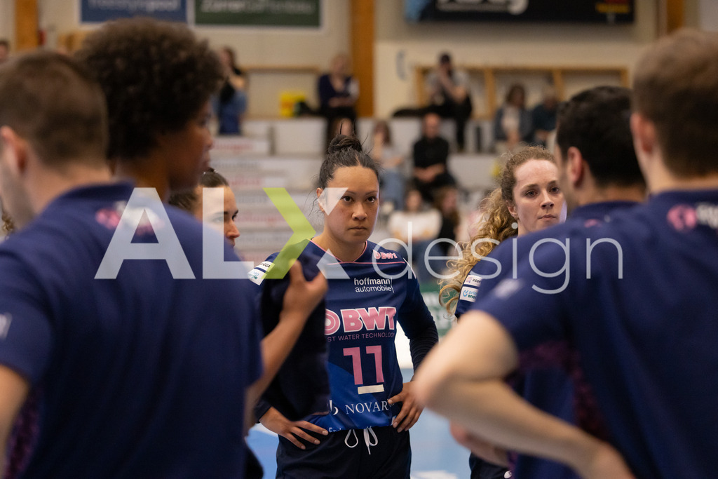 Volleyball I Frauen I Saison 2025-2026 I Volleyball NLA | Women I 1/2 Finals I  VC Kanti Schaffhausen - Sm'Aesch Pfeffingen I 07.03.2026 | 11 Mita Uiato (USA) (Sm'Aesch Pfeffingen) – Zuspiel - Realisiert mit Pictrs.com