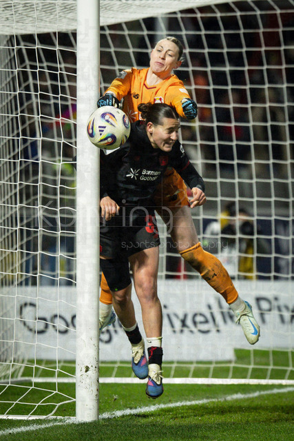 Frauen Fußball-Bundesliga; Bayer 04 Leverkusen - 1. FC Köln, 13.02.2026 | Rafaela Borggraefe (Bayer 04 Leverkusen, 12) und Melissa Friedrich (Bayer 04 Leverkusen, 3) wehren gemeinsam einen Eckball ab; Bayer 04 Leverkusen - 1. FC Köln an Spieltag 18 der Google Pixel Frauen-Bundesliga am 13.02.2026 im Ulrich-Haberland-Stadion in Leverkusen (Nordrhein-Westfalen). DFL REGULATIONS PROHIBIT ANY USE OF PHOTOGRAPHS AS IMAGE SEQUENCES AND/OR QUASI-VIDEO.