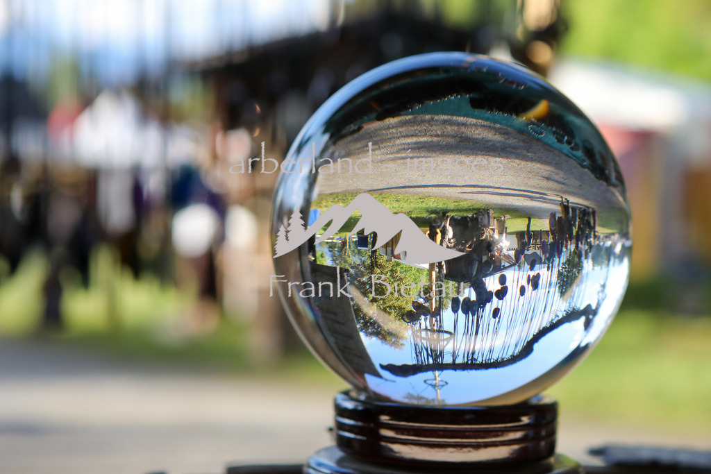 OE7A7658 | bei der Wahrsagerin ist ein Blick in die Glaskugel möglich