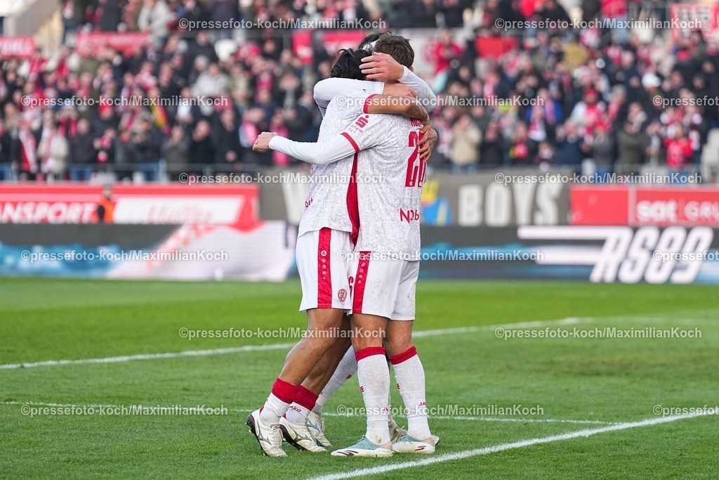 xYDRx24012601074 | 24.01.2026, xydrx, Fußball, 3.Liga, Rot-Weiss Essen - TSV Havelse, Saison 2025 2026, Stadion an der Hafenstraße: Torjubel nach dem Tor zum 4:1 für Rot-Weiss Essen durch Torschütze Torben Muesel (Rot-Weiss Essen #26)  zusammen mit Kaito Mizuta (Rot-Weiss Essen #24)    DFB regulations prohibit any use of photographs as image sequences and or quasi-video. Photo: xYannisxDreimannxPressefotoKochx