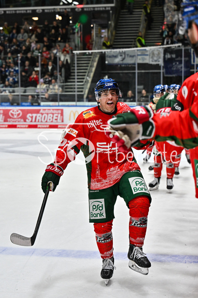 Augsburger Panther - Schwenninger Wild Wings | AUGSBURG, DEUTSCHLAND - 2. NOVEMBER: Jubel der Panther nach dem Treffer zum 3-1 durch Kyle MAYHEW (Augsburger Panther 27), Tor / Torschuetze / Freude / Happy beim Ligaspiel zwischen den Augsburger Panthern und den Schwenninger Wild Wings am 17. Spieltag der Penny DEL im Curt Frenzel Stadion am 02.11.2025