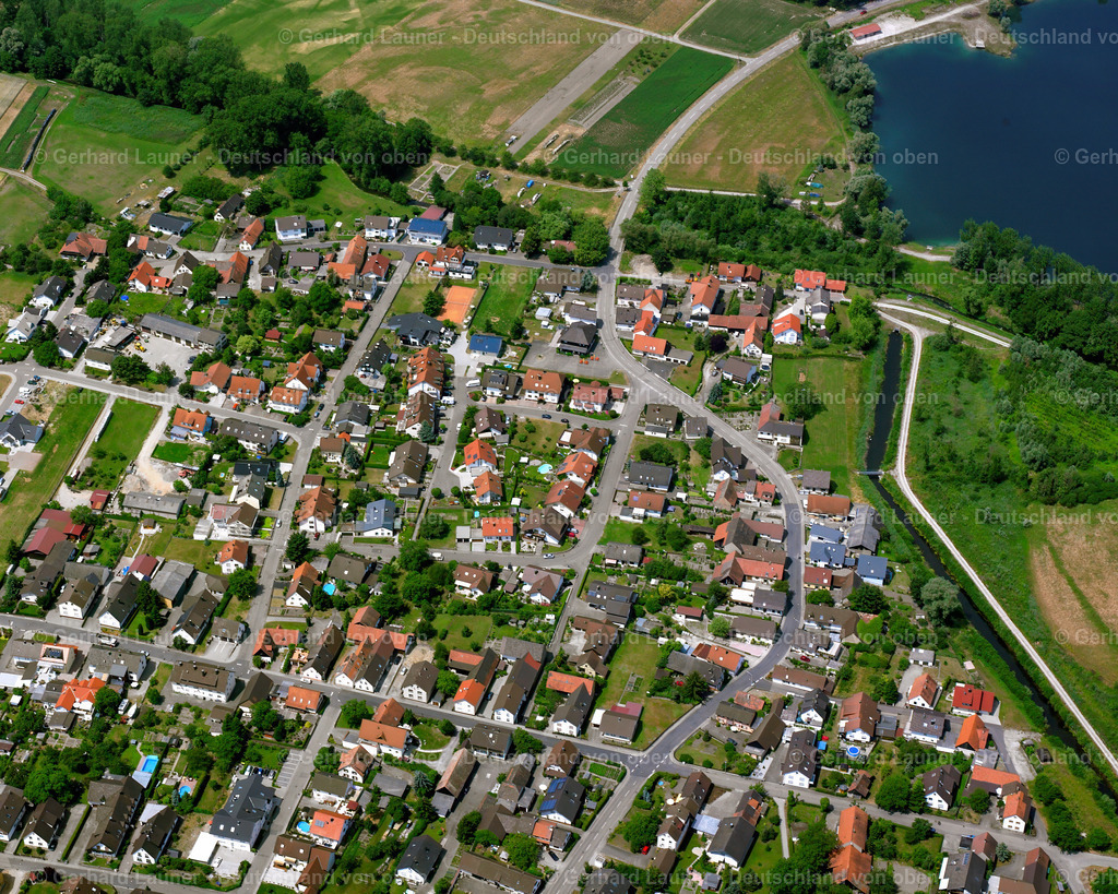 2526243 | SöLLINGEN 01.08.2005 Wohngebiets- Baustelle einer Mischbebauung mit Mehrfamilienhäusern und Einfamilienhäusern- Neubau an der  in Söllingen im Bundesland Baden-Württemberg, Deutschland // Residential area construction site of a mixed development with multi-family houses and single-family houses- New building at the  in Söllingen in the state Baden-Wuerttemberg, Germany Foto: Gerhard Launer