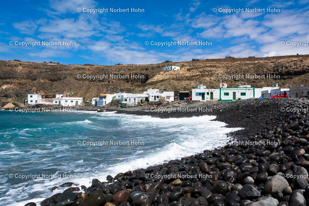 Reisefotografie - Spanien - Fuerteventura | Felsige Lavaküste auf der kanarischen Insel Fuerteventura. - Realisiert mit Pictrs.com