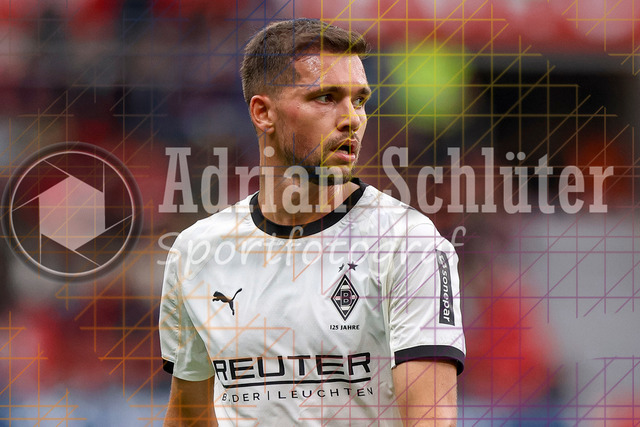 Bayer 04 Leverkusen vs Borussia Mönchengladbach - Bundesliga  | Leverkusen, Deutschland, 21.09.25:   Kevin Stöger (Borussia Mönchengladbach) schaut waehrend des Spiels der Bundesliga zwischen  Bayer 04 Leverkusen vs Borussia Mönchengladbach in der BayArena(Foto von Brauer-Fotoagentur / Adrian Schlueter)