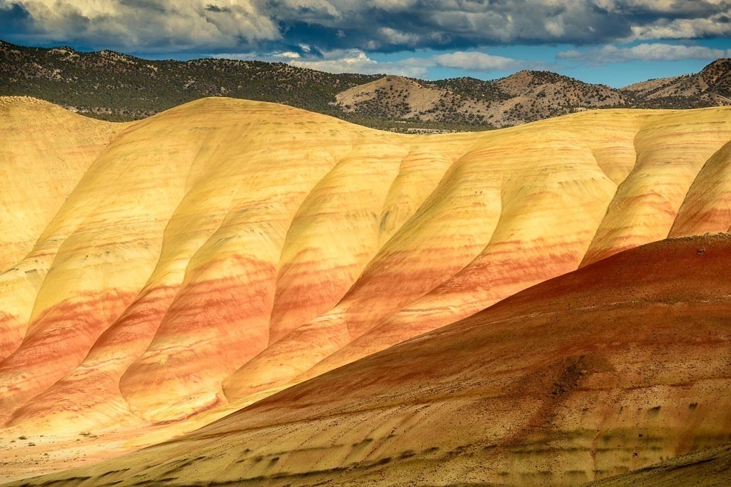 usa-2018-407 | Die Painted Hills sind eines der "sieben Wunder" des Bundesstaates Oregon im Nordwesten der USA. Die einzigartigen Farben der Erdschichten entstanden vor mehr als 35 Millionen Jahren durch Vulkanausbrüche und Klimaveränderungen. - Realisiert mit Pictrs.com