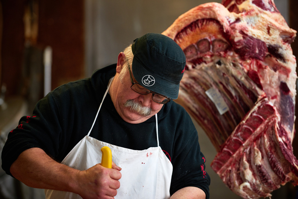 Fleischerei Dormayer | Langenzersdorf, Austria - February 12, 2019: Fleischerei Dormayer; Franz Dormayer beim Ausbeinen eines Fleischstückes. - Realisiert mit Pictrs.com