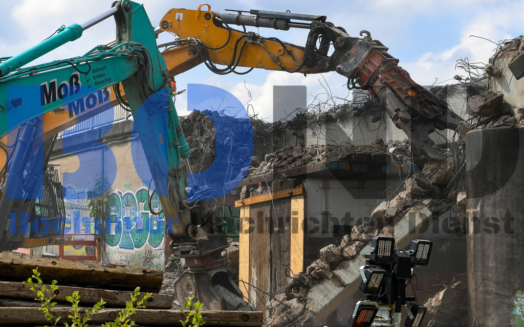 Abriss der Schlachthofbruecke A40 {date} -  | {headline}(Foto: Sebastian Sendlak / BOND) - Realisiert mit Pictrs.com