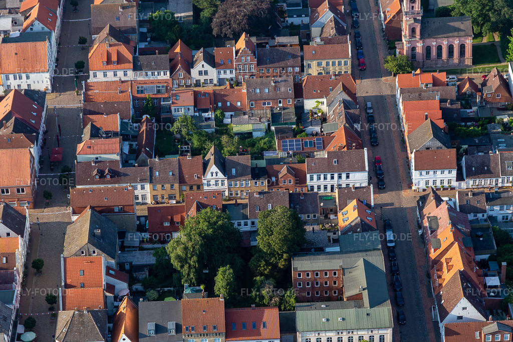 Luftbild: Mittelgrabenstraße in Friedrichstadt im Bundesland Schleswig-Holstein in Deutschland. Foto: IMG_0007303.jpg vom 16.07.2021 durch Werner Riehm/FLY-FOTO.de