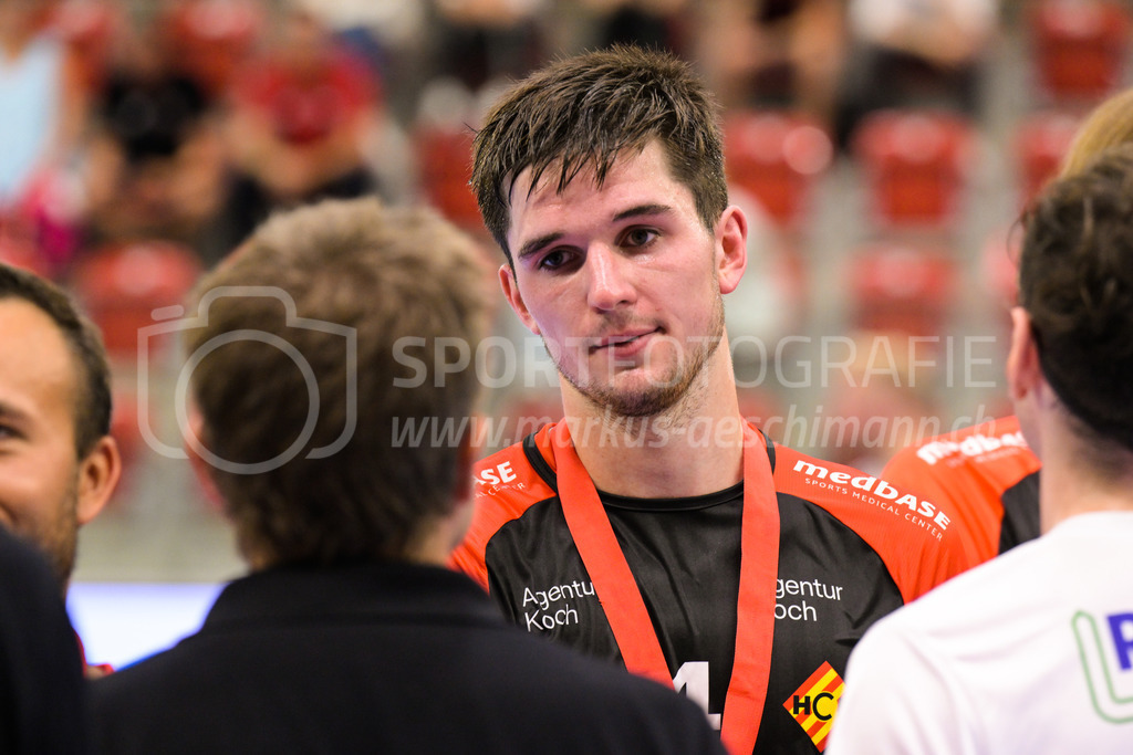 HC Rychenberg vs. Floorball Köniz - 28. August 2022 | HC Rychenberg vs. Floorball Köniz
AXA Arena, Winterthur
Levin Conrad (#4 HC Rychenberg) gratuliert den Supercup-Gewinnern.
Bild: Sportfotografie Markus Aeschimann | www.markus-aeschimann.ch - Realisiert mit Pictrs.com