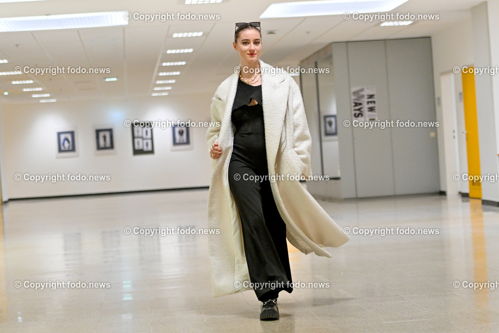 HBLA Lentia_ Modeschule_ 07.02.2023-7 | 07.02.2023, Linz, AUT, HBLA Lentia, Modeschule, Mantelkreationen, im Bild Emelie Faast (18, Linz)