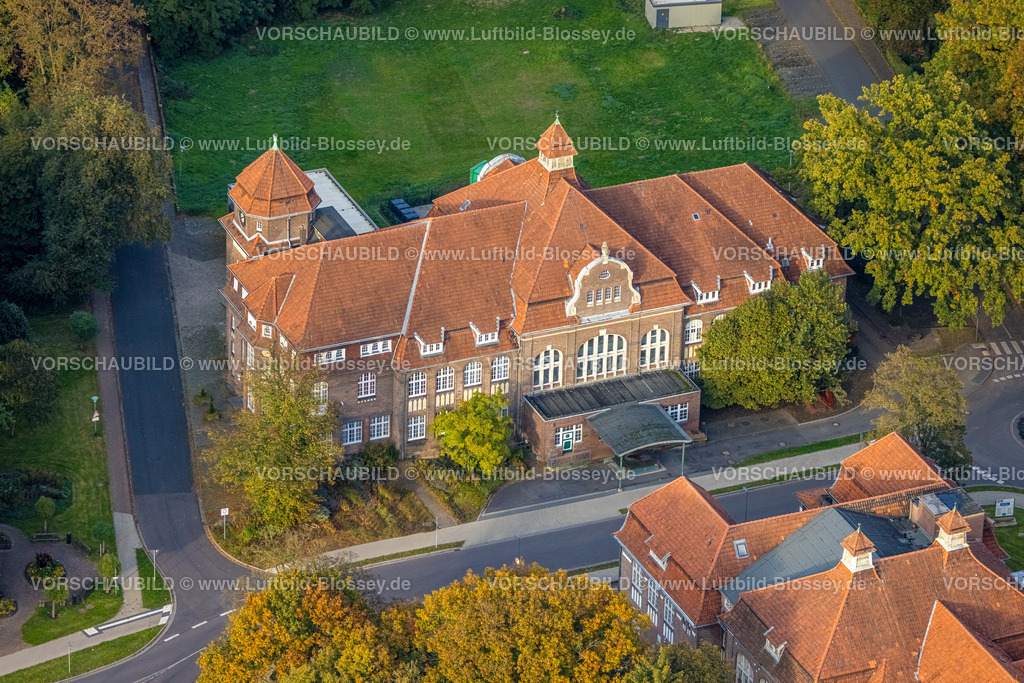 Bedburg-Hau241014611 | Luftbild, LVR-Klinik, Haus Wirtschaftsverwaltung und Küche am Buchenweg, herbstlicher Wald, Hau, Bedburg-Hau, Niederrhein, Nordrhein-Westfalen, Deutschland