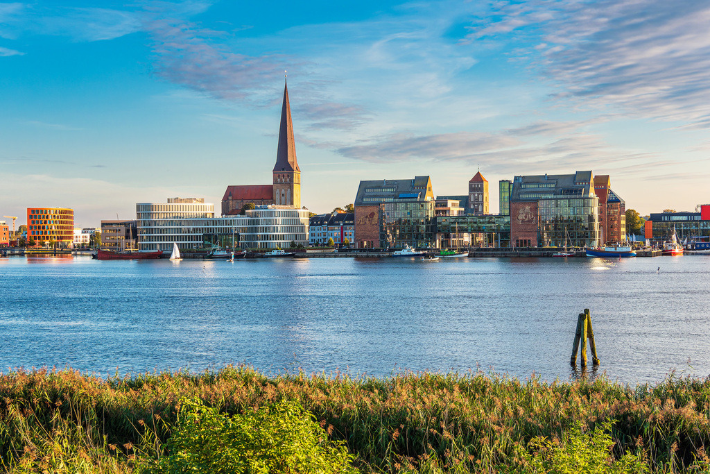 Blick über die Warnow auf die Hansestadt Rostock am Abend | Blick über die Warnow auf die Hansestadt Rostock am Abend.