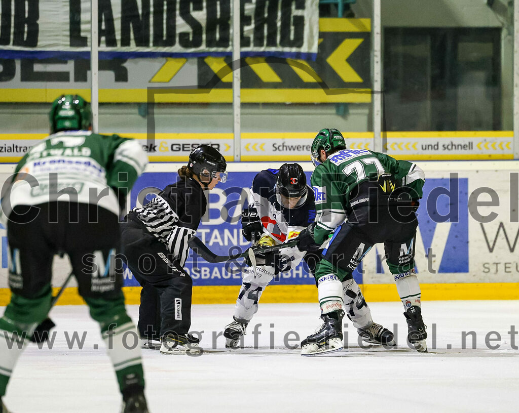 2024-01-26_049_TSV_Erding_gegen_HC_Landsberg | Erding, Deutschland, 26.01.2024:
Eishockey, Bayernliga Vorrunde 2023 / 2024, 28. Spieltag, TSV Erding gegen HC Landsberg, Endergebnis: 6:2

Marius Dörner (HC Landsberg, #74), Philipp Michl (Erding Gladiators, #77)

Foto: Christian Riedel / fotografie-riedel.net