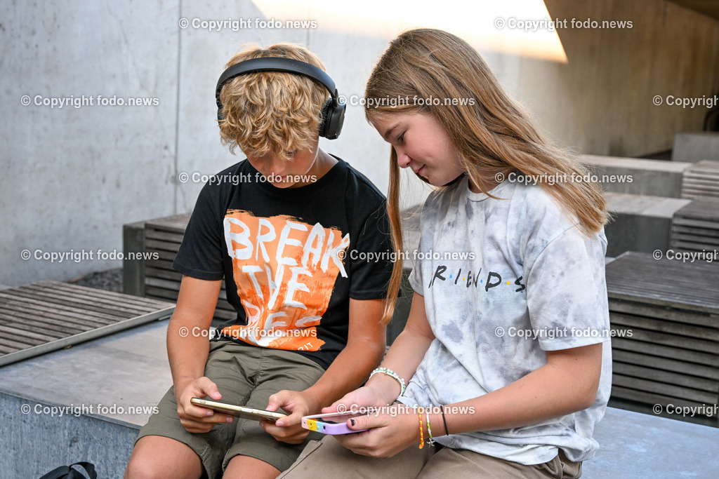 Pressegespraech OEAMTC Ooe und Polizei Ooe_ 05.09.2023_-17 | 05.09.2023, OEAMTC Linz, AUT, Pressegespraech OEAMTC Ooe und Polizei Ooe, Gefahr auf dem Schulweg im Bild Schueler und Schuelerinnen am Schulweg mit Handy, Smartphone, Kopfhoerer und Co