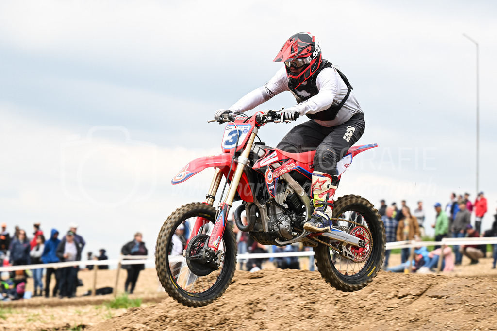 Motocross Schlatt bei Winterthur - 30. April 2023 | #3 Steiger Roger aus Bruettisellen (CH) auf Honda CRF 450 R in der Kategorie Senioren am Motocross Schlatt bei Winterthur, 30. April 2023. 
Instagram: @mx_schlatt | @mc_wila | @sam_schweiz
Bild: Sportfotografie Markus Aeschimann | www.markus-aeschimann.ch - Realisiert mit Pictrs.com