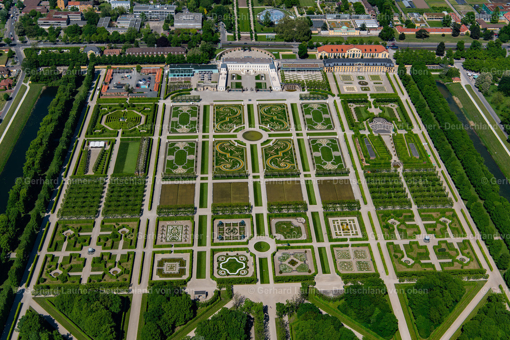 3802775 | HANNOVER 02.06.2020 Der Große Garten im Stadtteil Herrenhausen in Hannover im Bundesland Niedersachsen. Der Barockgarten an der Herrenhäuser Straße wurde im 17. Jahrhundert errichtet und besteht aus vielen Broderiemustern und der zentral gelegenen Glockenfontäne. // The big garden in the part of town of Herrenhausen in Hannover in the federal state Lower Saxony. The baroque garden in the mansions street was established in the 17th century and exists of many Broderie scrutinise and the centrally situated bell jet. Foto: Gerhard Launer