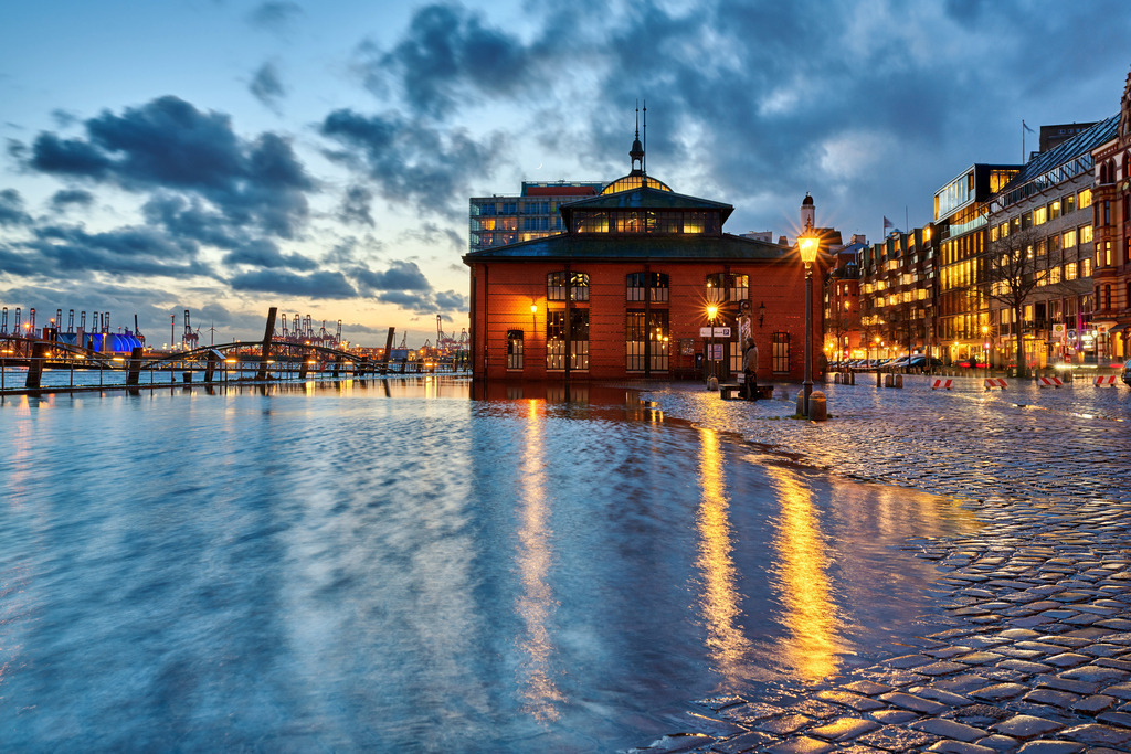 hamburg fischmarkt hochwasser bild auf leinwand acrylglas | Kaufen Sie Hamburg Bilder und Hamburg Fotos auf Leinwand, Acrylglas, Alu-Dibond, oder als Poster in Hamburgs großer Onlinegalerie. Elbphilharmonie Bilder, Hamburger Hafen, Speicherstadt, Alster und viel mehr.