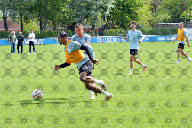 RGE_9474b | Hertha BSC, 2.Bundesliga, Herren, Training, Saison 2025/26,  vorn Jeremy Dudziak, Paul Seguin ( Hertha BSC ),  Montag 04.05. 2026,   Fotograf:   Ralf Gebhardt - Realisiert mit Pictrs.com