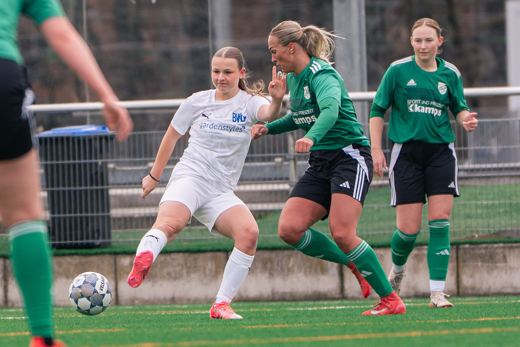 Fußball I Frauen I Saison 2025-2026 I Landesliga Weser-Ems I 13. Spieltag I BW Lohne - SV Olympia Uelsen I 9128 | jns.sportfotos - Realisiert mit Pictrs.com