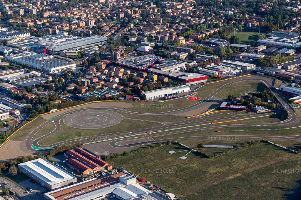 Vue aérienne: Circuit de Formule 1 de Ferrari, Pista di Fiorano, Circuito di Fiorano à Fiorano Modenese dans le département Modena, Italie – .Photo: IMG_134583.jpg prise le 19/09/2022 par Werner Riehm/FLY-FOTO.eu – Résolution de l'original: 5185 x 3456 px – WWW.FERRARI.COM