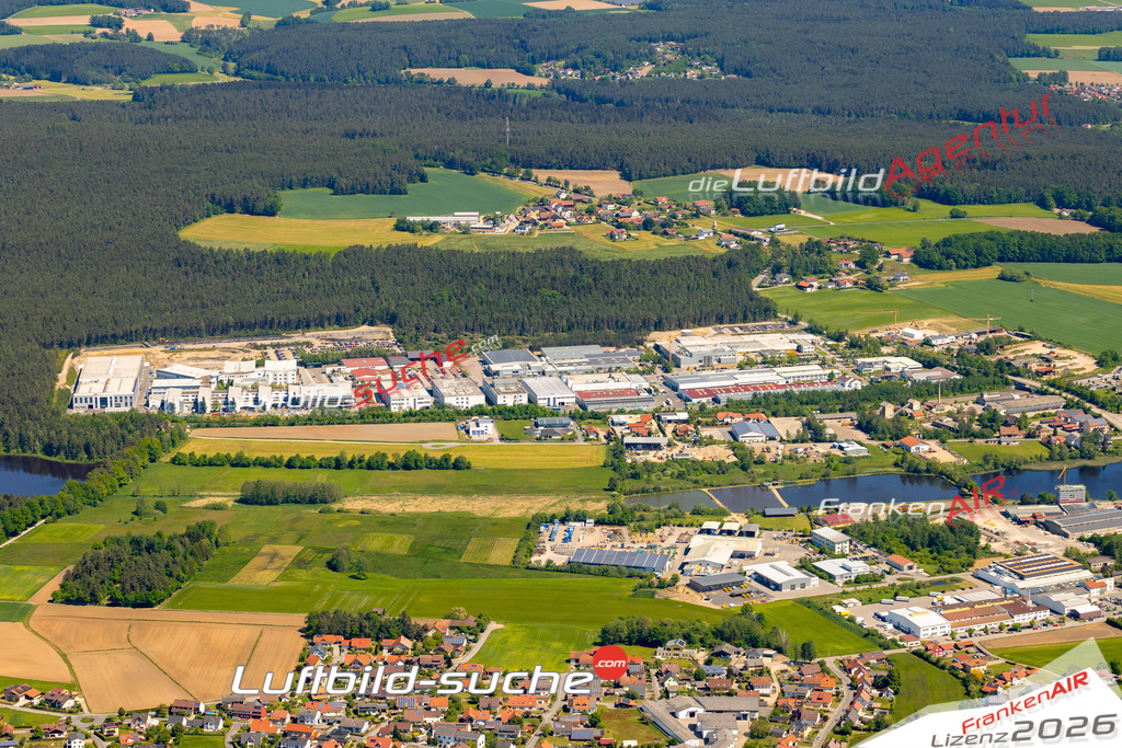 Das Luftbild zeigt : Mitterdorf Roding - Die Luftaufnahme wurde 2024 vom UL-Flugzeug aus erstellt ( keine Drohne ) - Hochauflösende Luftaufnahme - Für grossformatige Ausdrucke geeignet. Die Geschenkidee !Mit Lizenz und Bildrechte bestellbar