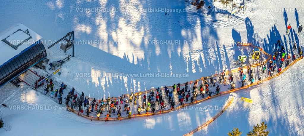 Winterberg230205745 | Luftbild, Skifahrer Warteschlange, Andrang am Skilift, Winterberg, Sauerland, Nordrhein-Westfalen, Deutschland